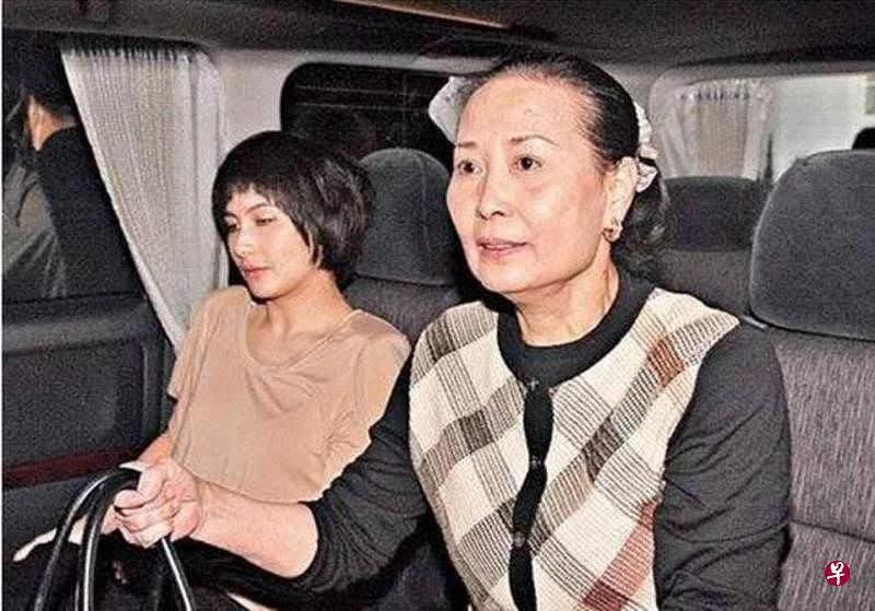 何超仪（左）更新社媒，未透露母亲离世一事。（互联网）