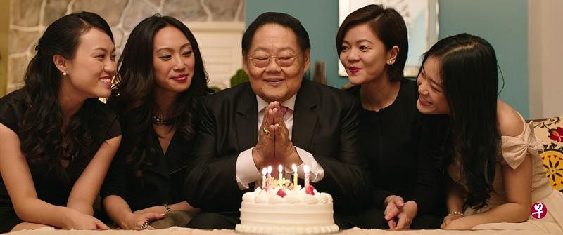 林益民（中）在电影《新四千金》里有四个漂亮女儿。（国泰电影提供）