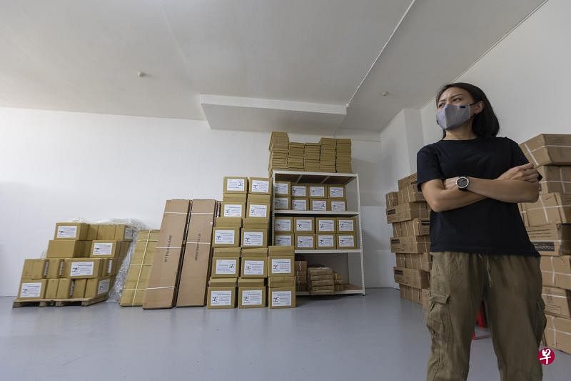 The Golden Concepts联合创办人龚怡清：之前每个月都有一个集装箱的货物运来，如今两次海运间隔可长达四五个月，公司可容纳三个集装箱货物的仓库也显得有点空荡荡。（张思庆摄）