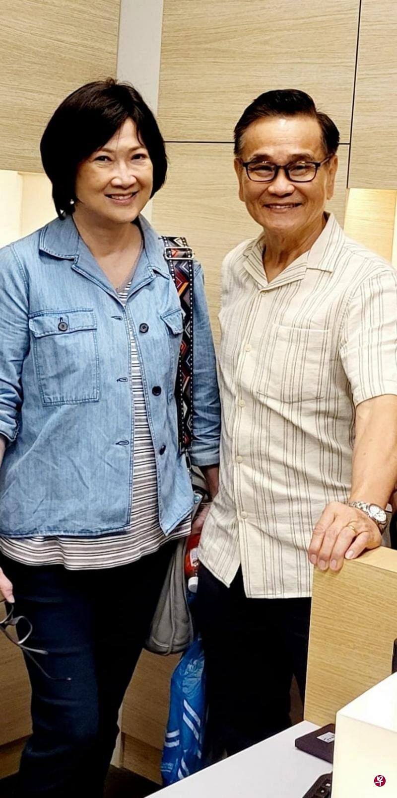 池素宝（右）最近与洪慧芳拍摄《医生不是神》。