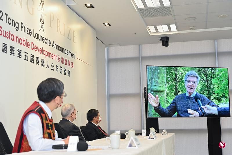 获得唐奖第五届“永续发展奖”的美国经济学家萨克斯教授昨天透过影片在记者会上发表感言。（唐奖提供）