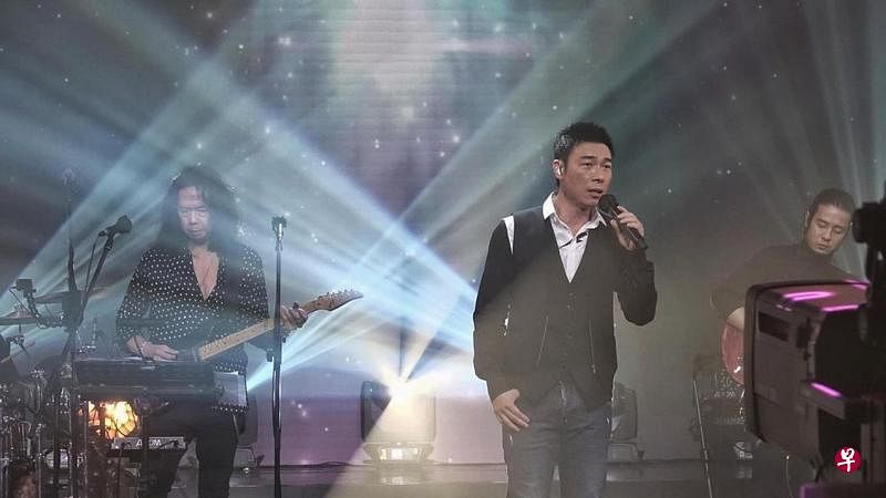 许志安（中）曾在2020年为ViuTV节目“Chill Club”担任嘉宾，为复出“试水温”。（互联网）
