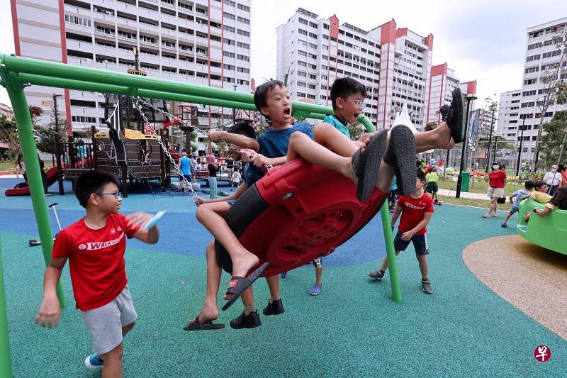 蔡厝港新设名为“吉丰竞技场”的体育与游乐中心，开幕式吸引了多名居民带着孩子前来玩耍。（梁麒麟摄）