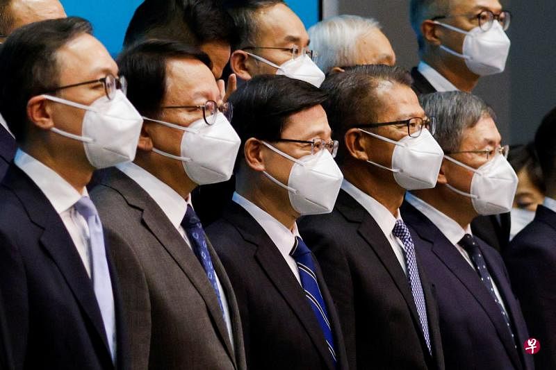 香港候任特首李家超（前排左三）、候任政务司长陈国基（前排左二）、财政司长陈茂波（前排左四）等主要官员，昨天下午同媒体见面。（路透社）