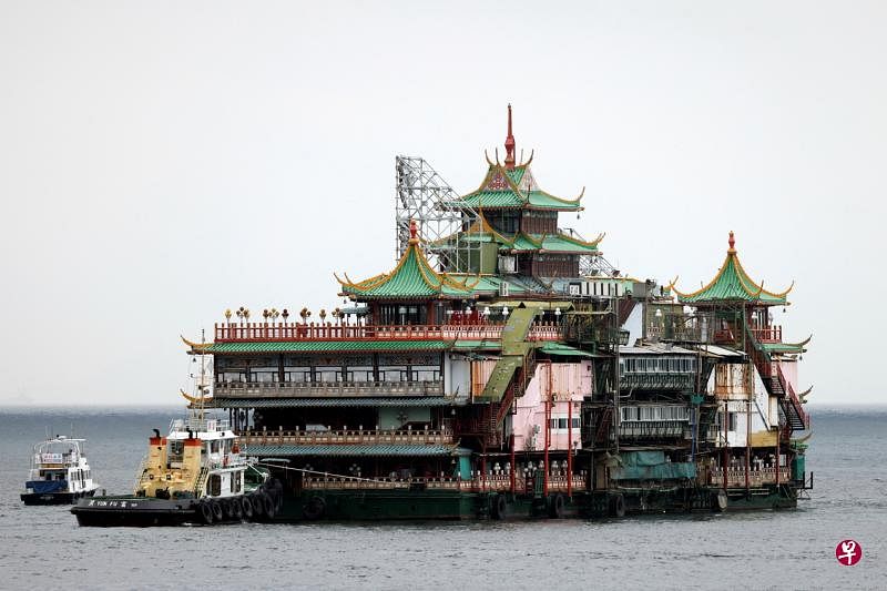 香港珍宝海鲜舫星期天在前往东南亚维修的途中遇上风浪沉没，图为珍宝海鲜坊上周二由拖船拖离香港仔避风塘，抵达外海启航离港。（路透社）