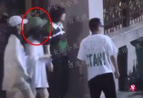 赵丽颖（红圈处）与一群友人走出私人会所。她离开数分钟后，冯绍峰（绿圈处）也与朋友一起离去。（互联网）