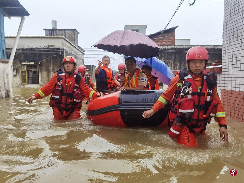 受持续强降雨影响，广东省韶关市三防指挥部昨天上午7时将防汛二级应急响应提升至一级。 图为消防救援人员昨天在韶关市曲江区樟市镇铁厂村，协助被困村民转移。（新华社）