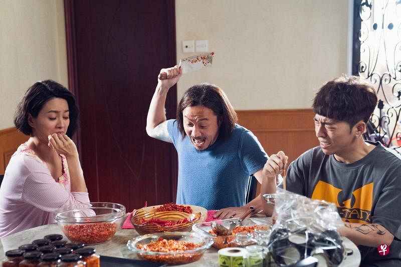 吕爵安（右起）、郑中基和梁咏琪在喜剧片《阖家辣》饰演一家人。