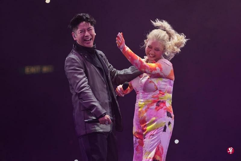 郑欣宜（右）与压轴嘉宾许廷铿在红馆演唱会上互动。（互联网）