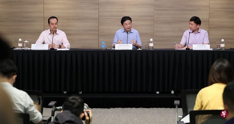副总理兼财政部长黄循财（中）昨天在记者会上宣布，政府推出了15亿元援助配套，为国人特别是低收入与弱势群体，提供即时和有针对性的援助。这个配套也将继续推动企业和劳动队伍的转型，支持本地企业增加竞争力。出席记者会的还包括人力部兼永续发展与环境部高级政务部长许宝琨医生（左），以及交通部兼财政部高级政务部长徐芳达（右）。（王彦燕摄）