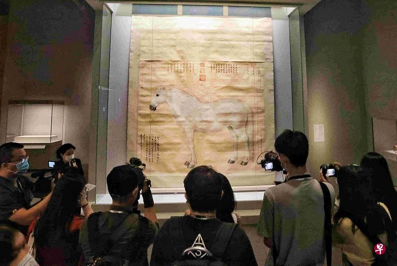 香港故宫文化博物馆昨天举行开幕传媒预览，图为清代宫廷画家郎世宁的作品《狮子玉》。（香港中通社）