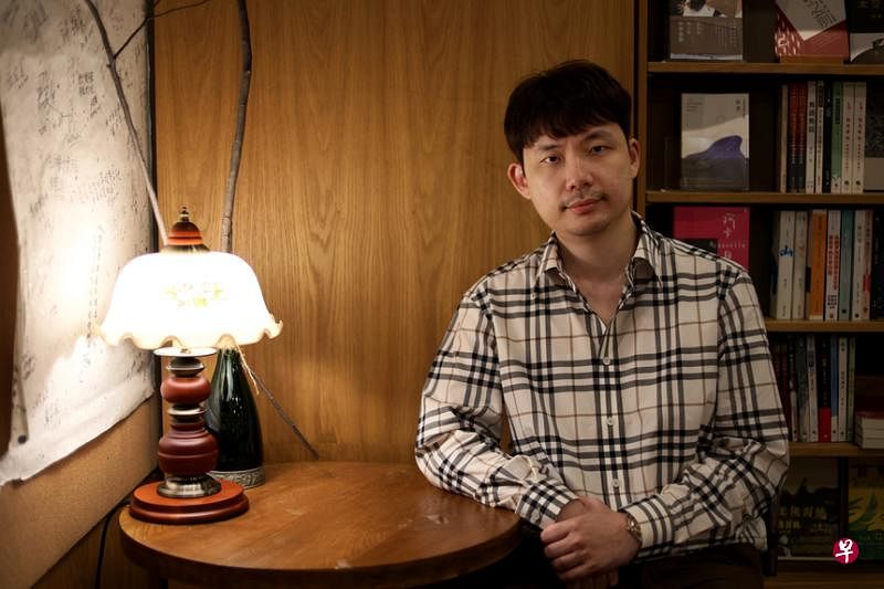 林韦地认为，这个时代其实是最需要文学的时代。（档案照）小图为林韦地小说《直男癌病史》。（草根书室提供）