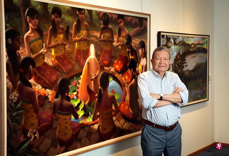 萧学民身后的大画《水的崇拜》传达出峇厘岛人对水的祭拜仪式。
