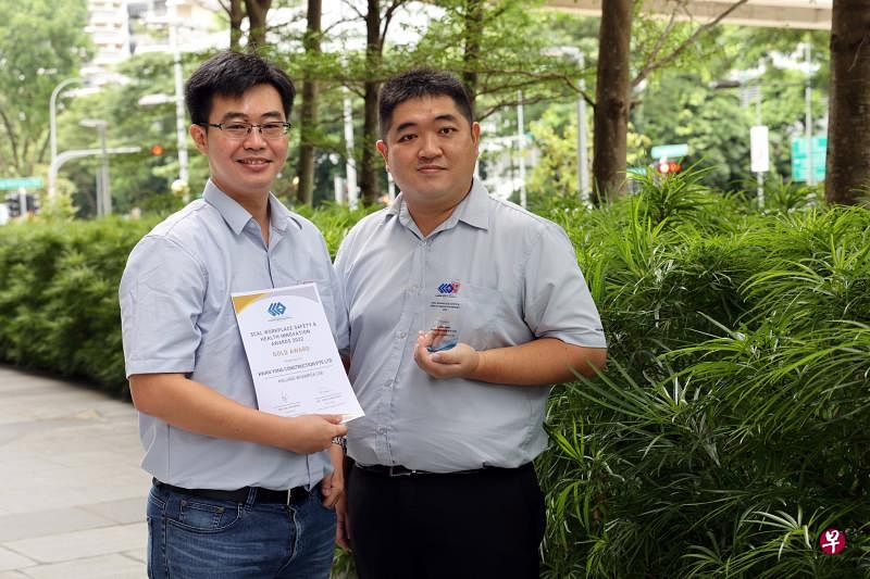 光荣建筑公司的项目总监何维杰（左）和工作场所安全与卫生监督员蔡明辉（右）所属的团队通过减少结构的模块，以及3D软件模拟安装过程等创新举措，提高施工安全而获表扬。（邝启聪摄）