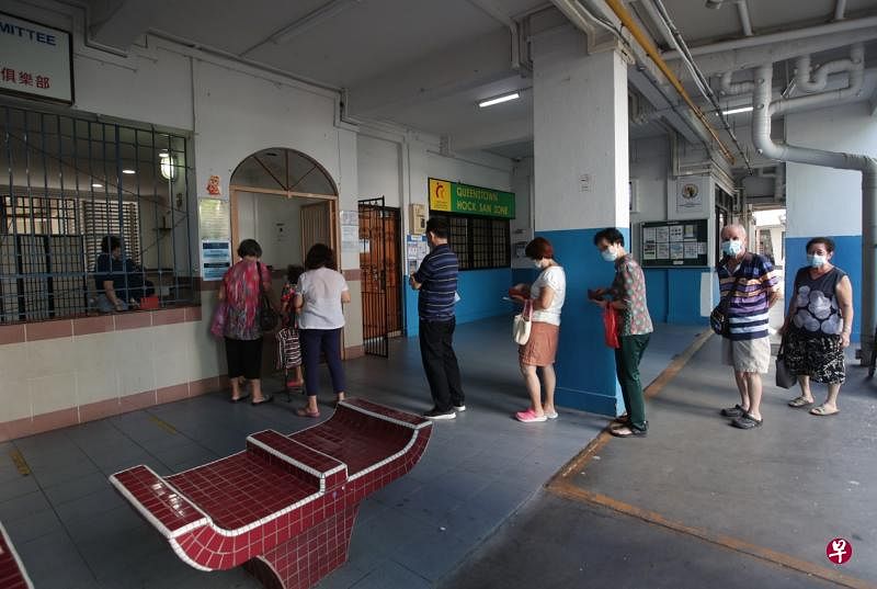 居民、咖啡店摊主、商店店主和职员等，5月27日在女皇镇福山分区居民委员会中心接受肺结核病检测。（档案照片）