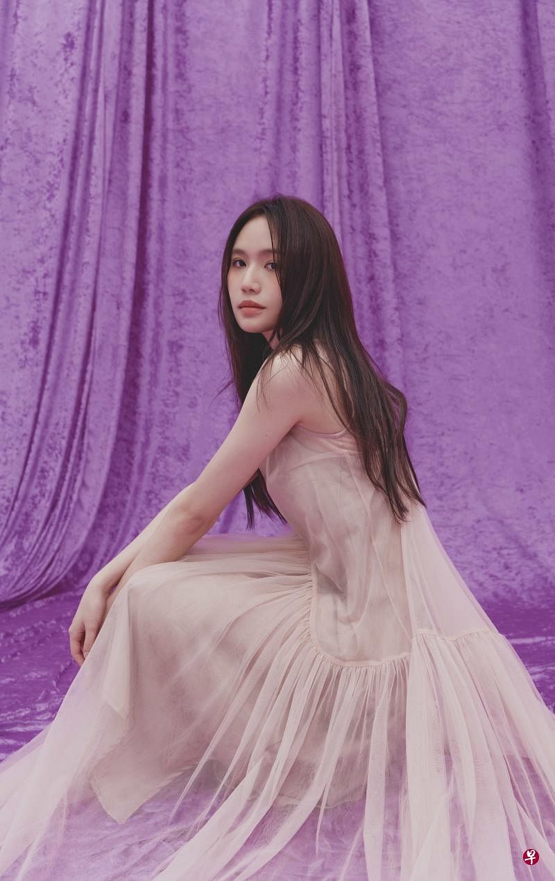 文慧如穿上小礼服拍专辑封面，工作人员笑指她“预习披婚纱”。