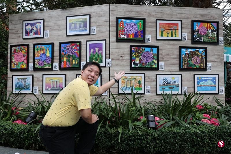 画作在“绣球花假期”展览展出的陈智宇，最喜欢紫色的绣球花，因此把它画在整幅画的中间。（梁麒麟摄）