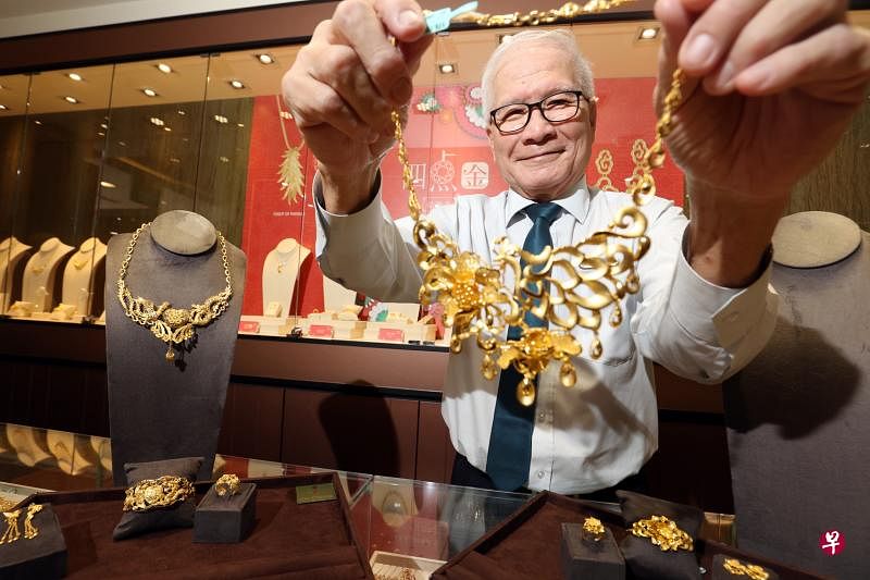 　萧大钦在珠宝首饰行业工作64年，丰富的经验是他继续受雇的原因，虽然已经75岁，他希望能继续工作多几年。（邝启聪摄）