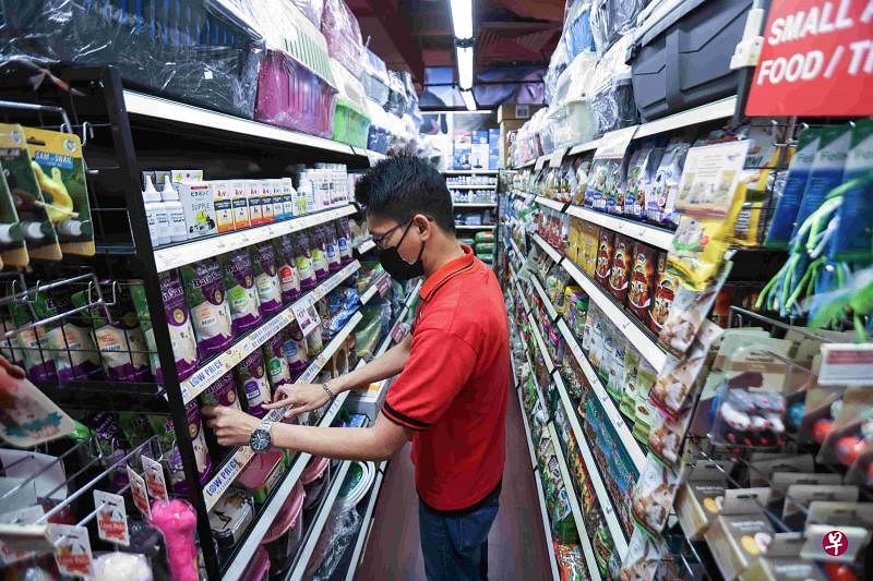 碧爱宠物中心指出，与去年相比全球宠物食品的价格上涨约5%，由于全球供应链的波动，宠物食品的价格预计将继续上升。（白艳琳摄）