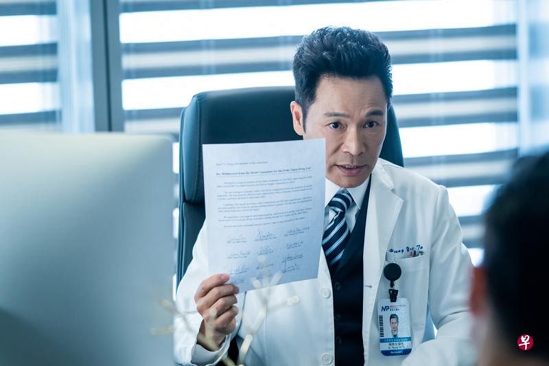 剧中郭晋安积极推动全面开放药物名册，希望不会再有人因买不起药而等死。