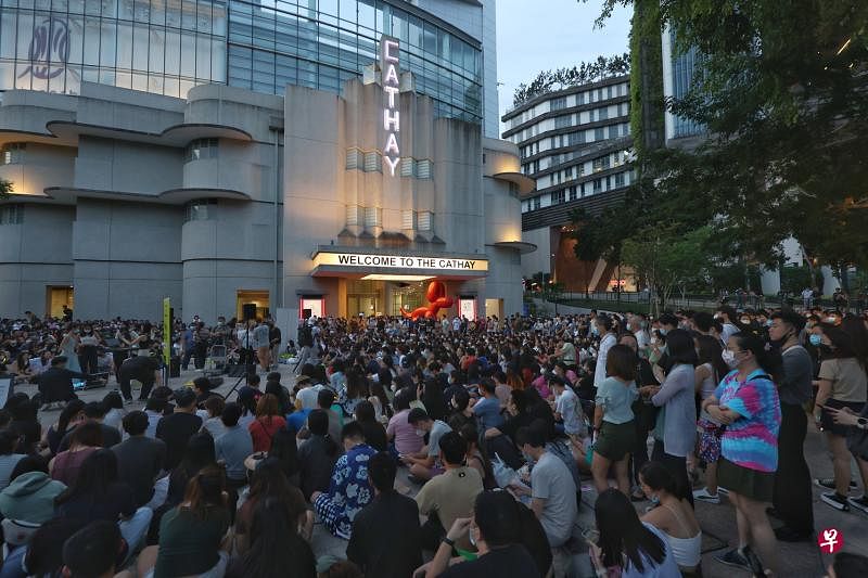 如同过去几个周末，汉地路国泰大厦户外广场昨天从傍晚开始聚集大批人潮，观赏独立歌手黄长俊的街头演出。（唐家鸿摄）