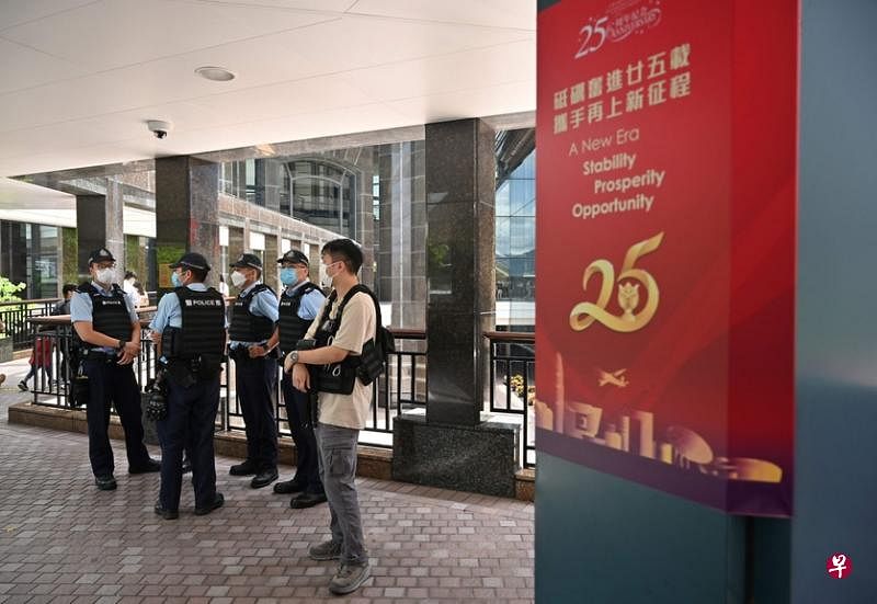 中国国家主席习近平今天将到访香港，准备出席香港回归25周年庆祝活动。图为香港警队昨天在港岛湾仔区部署了大量警力，封闭了通往香港会议展览中心的道路和行人天桥。（法新社）