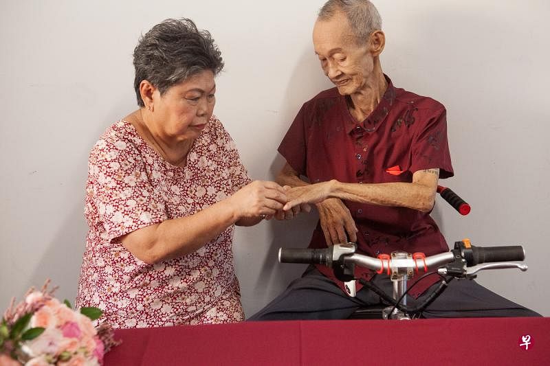 76岁的吴永成和70岁的王爱娟彼此相伴走过了40多年的岁月，于上星期四注册婚姻。（新加坡救护车圆梦队提供）