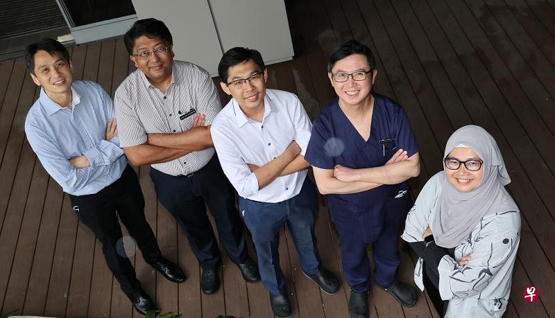 陈笃生医院与仁慈医院和托福园合作推出肺病康复计划。参与计划的包括托福园医疗总监许荣焕医生（左起）、陈笃生医院呼吸系统与危重症医学高级顾问医生阿比舍加纳德副教授、陈笃生医院慈怀护理科主任兼高级顾问医生梁涵宇、仁慈医院医疗顾问陈鸿明医生和高级社工朱思洁。（邬福梁摄）