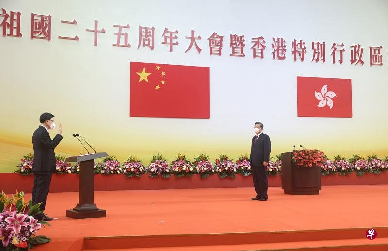 王瑞杰相信在李家超的领导，以及中央政府的强力支持下，香港会继续享有安宁、稳定和繁荣。图为李家超（左）7月1日在中共总书记、中国国家主席习近平（右）的监誓下，宣誓就职新一任香港特首。（新华社）
