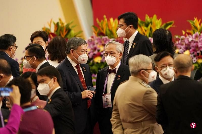 曾荫权（中，打蝴蝶领结者）昨天上午出席香港回归中国25周年庆祝大会暨第六届特区政府就职典礼。（彭博社）
