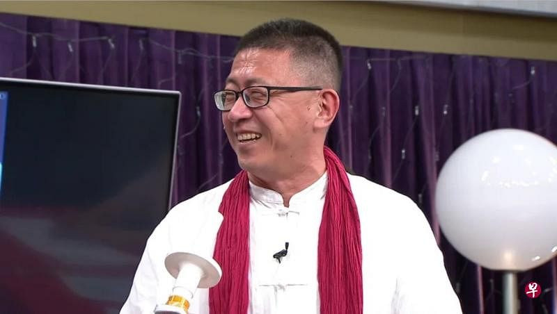 李骥曾在长途列车上突然被强烈的胸痛惊醒，他感觉小命不保，准备要传消息交代遗言给老婆。（年代新闻图）