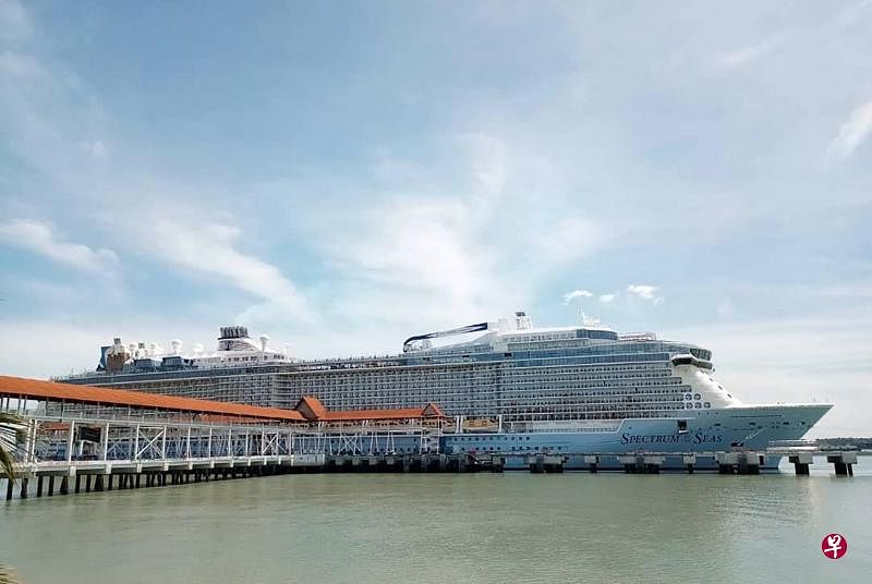 皇家加勒比国际游轮旗下的海洋光谱号6月30日起恢复前往马来西亚槟城和吉隆坡巴生港的航程，图为从新加坡出发的游轮在7月1日停靠巴生港。（巴生港游轮码头提供）
