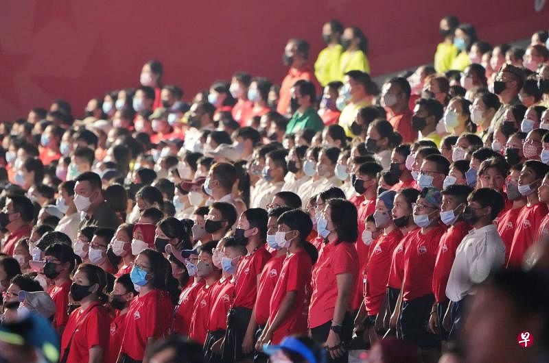 小五学生时隔三年能再次近距离为国庆生，当国歌响起时，大家都起立大声唱出对国家的敬意。（谢智扬摄）