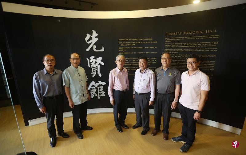 关闭多时的先贤馆经过整修后将重新开放，左起是怡和轩文教主任许振义、先贤馆小组主席郭文龙、怡和轩主席胡财辉、陈嘉庚基金会主席蔡成宗、两名副主席林耀琦和陈庆文。（饶进礼摄）