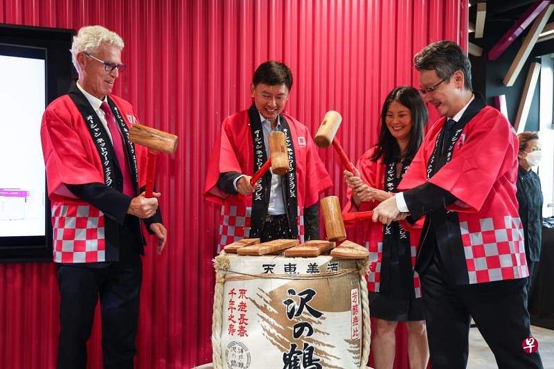 交通部兼财政部高级政务部长徐芳达（左二）连同海事局局长柯丽芬（右二）、海洋网联船务公司总裁尼克松（左一）和常务董事安木岩井（右一）一同完成酒樽开镜仪式。（李健玮摄）