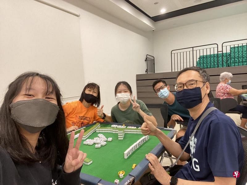 林怡萱（左一）与余佳恩（中）希望下来能与其他民众俱乐部合作，扩展“一起打麻将”计划，让更多年轻人与年长者体验这个交流方式。（受访者提供）
