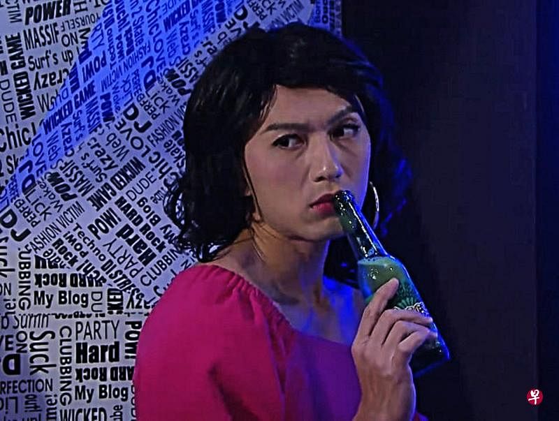 袁伟豪在《三个女人一个“因”》患有多重人格，其中一个会穿女装登场。