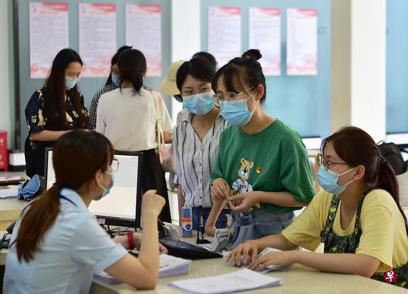 中国各地6月开始加大力度支持高等院校毕业生就业。图为今年6月毕业生在在福州市人事人才公共服务中心咨询如何申请免费住宿。（新华社）