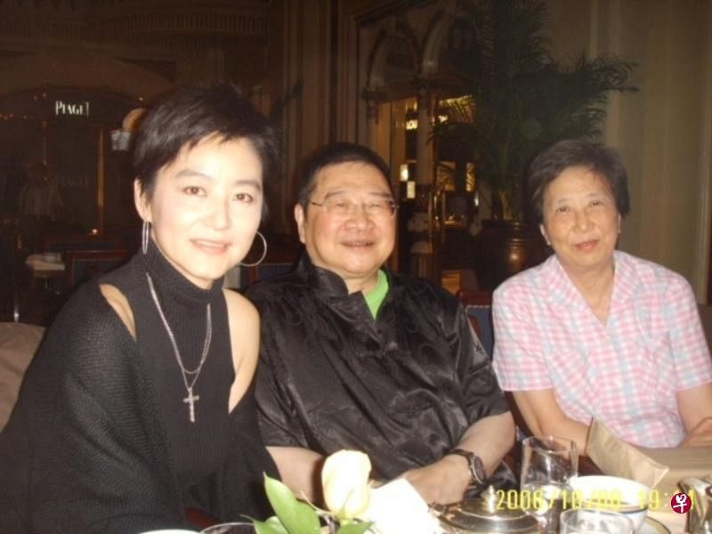 林青霞（左）与倪匡夫妇2006年在香港半岛酒店见面。（马家辉提供）