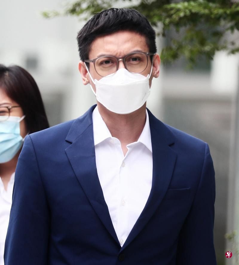 被告哈迈德·丹尼尔神情淡定地走进国家法院。（海峡时报）