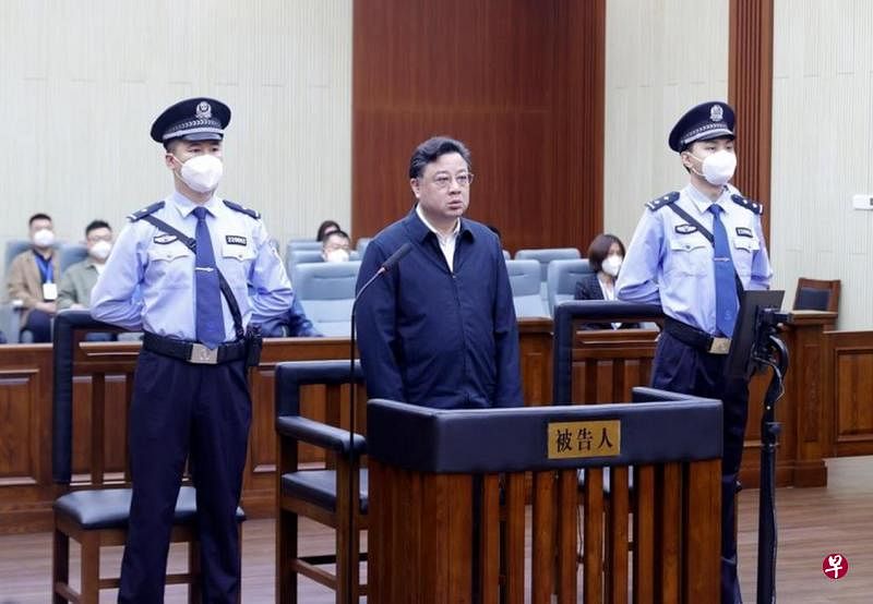 中国公安部原副部长孙力军（中），7月8日在吉林省长春市中级人民法院一审出庭面对三项控状。（长春中院）