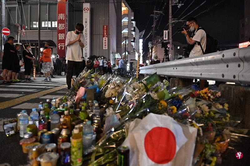 ▲日本前首相安倍晋三遇刺身亡后，民众到设在大和西大寺站外的悼念处献花哀悼他。（法新社）