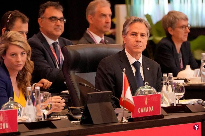 美国国务卿布林肯（右）据说直接对俄罗斯喊话：“致我们的俄罗斯同事：乌克兰不是你们的国家。它的粮食不是你们的粮食。你们为何封锁港口？你们应该让粮食出去。”（法新社）