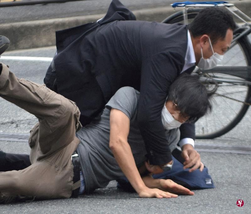 　枪手开枪击中安倍后并没有即刻逃走，很快就被保安特警逮捕。（路透社）