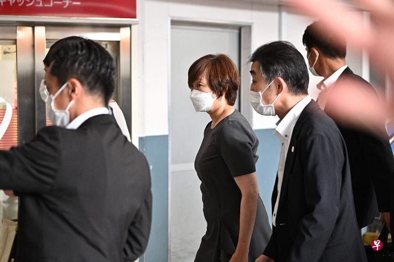 ▲安倍的妻子安倍昭惠（中）接获安倍中枪的消息后，第一时间从东京出发，乘坐新干线并转乘电车前往奈良。（法新社）