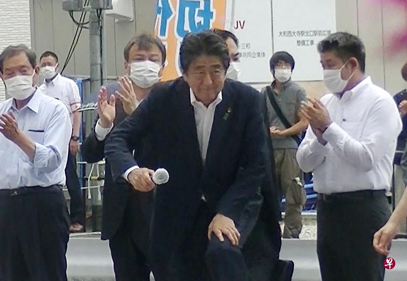 　目击者提供的现场视频显示，安倍在街头演说时，枪手（后方灰衣者）就站在他背后不远处。（法新社）