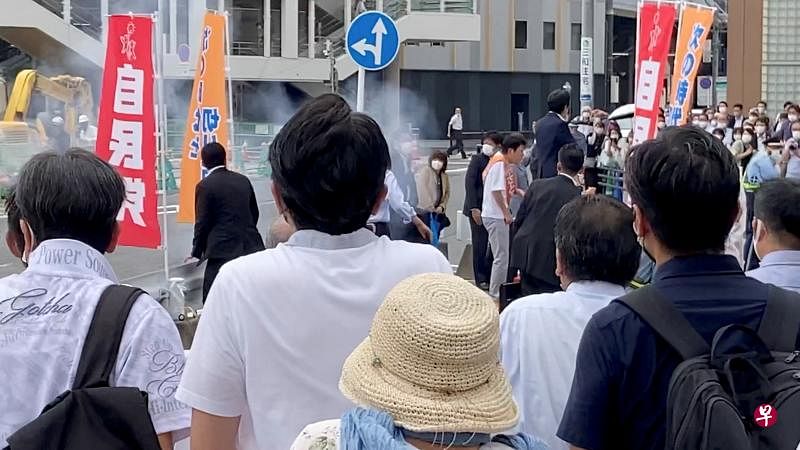 ▲社交媒体流传的画面显示，安倍遇袭时传出两声枪响，现场冒出大量白烟。（路透社）