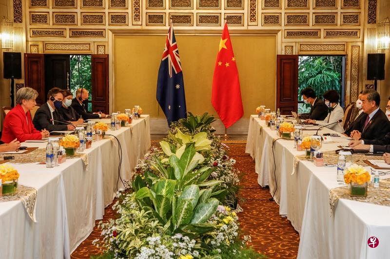 澳大利亚外长黄英贤（左一）与中国外长王毅（右一）在G20外长会议期间举行双边会谈，这是两国外长时隔三年后首次会面。（法新社）