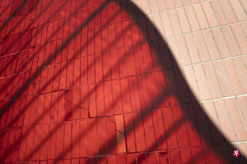 阳光穿过红色玻璃投影在墙上，散发浓浓的熏人夏气。