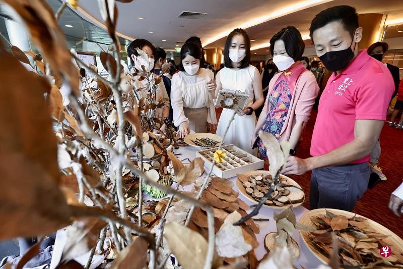 教育部兼人力部政务部长颜晓芳（右二）和裕廊集选区国会议员谢曜全（右一）参观2022年学前华文教师故事教具制作比赛冠军组的作品《森林奇遇记》。两人分别是推广华文学习委员会主席和推广华文学习委员会学前组组长。左起是今年荣获比赛冠军的教师朱雅莉、许瑞锦和房丽圆。（陈来福摄）